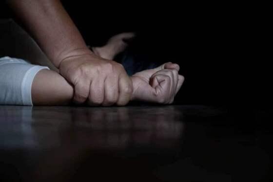 Bandido arromba portão, estupra mulher e tenta roubar casa