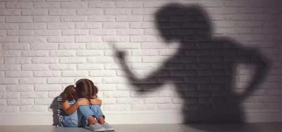 Mãe dá surra na filha por “mentiras e mau comportamento” e acaba presa