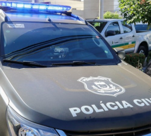 Casal é flagrado pela PM fazendo sexo em carro e é detido