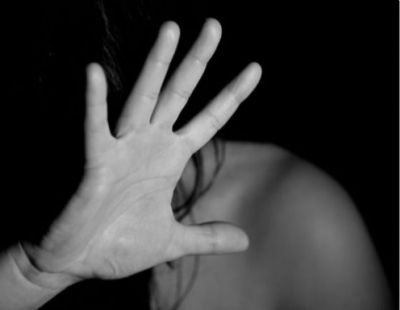 Mulher bate em amante do namorado ao encontrá-la nua na cozinha