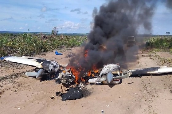 Perícia encontra cocaína em avião queimado em MT