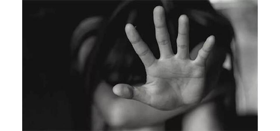 Adolescente com autismo é abusado por colegas em banheiro de escola