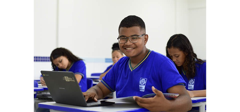 Após alunos jogarem uniforme fora, Governador quer tornar uso obrigatório nas escolas estaduais