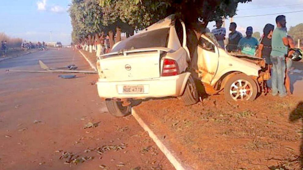 Carro “abraça” árvore, quase se parte ao meio e 2 morrem