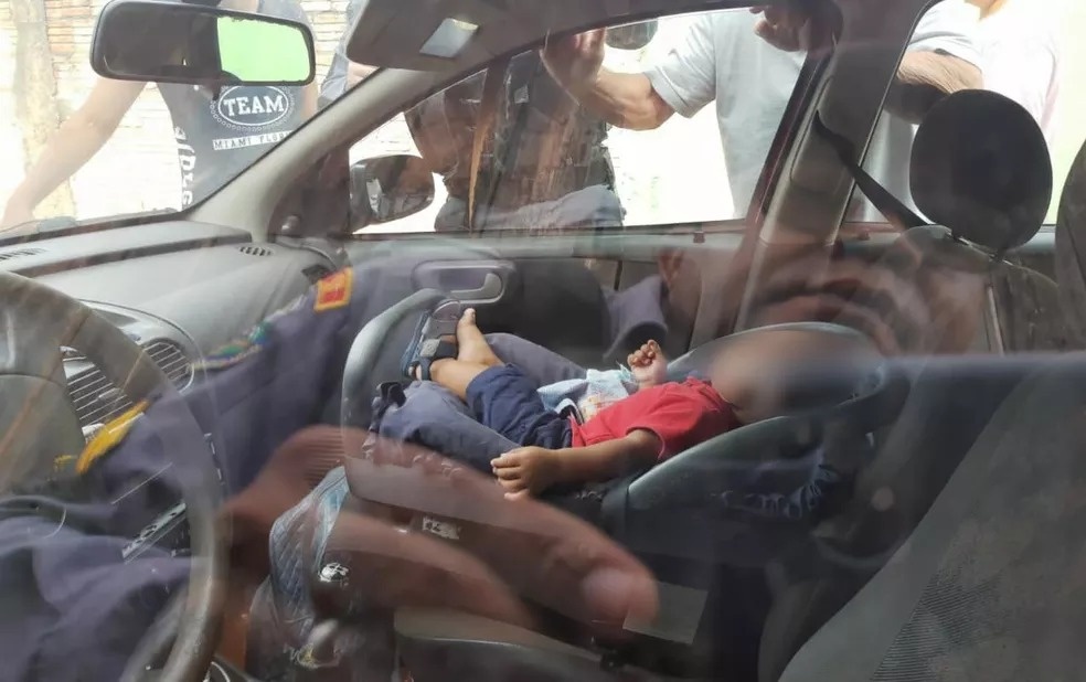 Mãe esquece chave dentro de carro e bebê de 10 meses fica preso no veículo