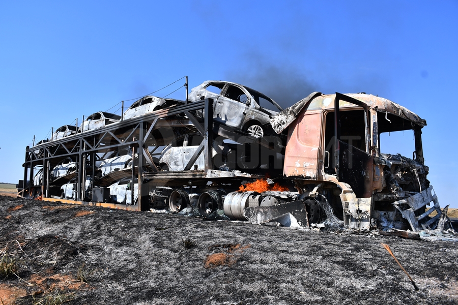 Incêndio destrói carreta cegonha e 11 carros na BR-364