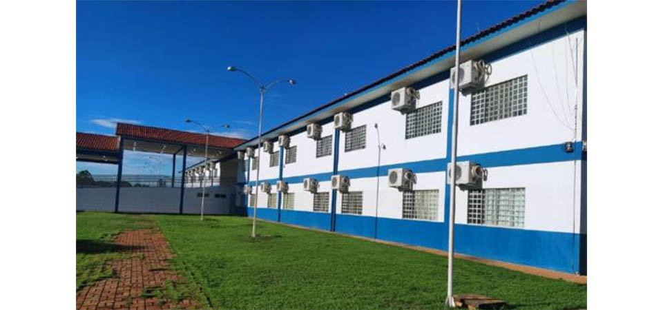 Professor em surto psicótico ameaça alunos e professores com estilete em escola estadual