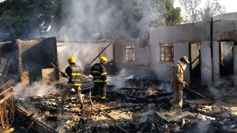 Mulher fica presa em casa em chamas e morre carbonizada