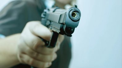 Atiradores invadem casa e matam rapaz com mais de 5 tiros
