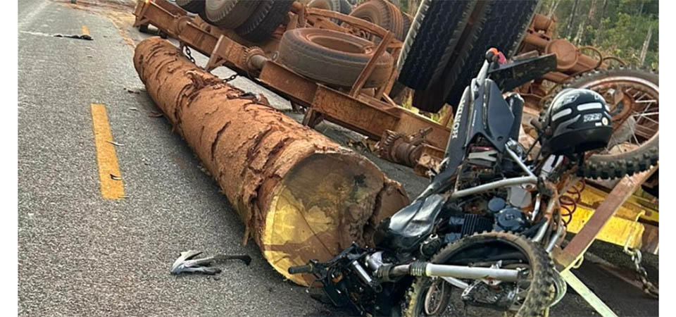 Homem bate moto em caminhão carregado com madeira e morre