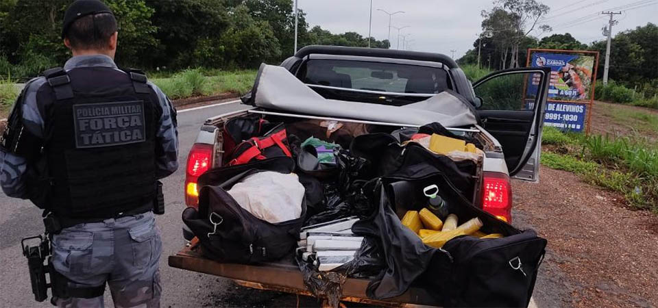 PM e PRF prendem motorista com 350 kg de droga em malas na carroceria de caminhonete