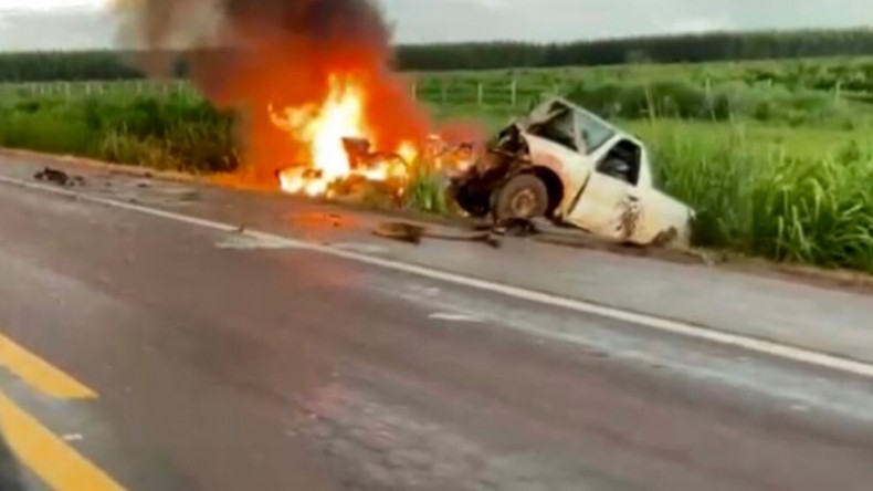 Carro pega fogo e um morre na BR-163