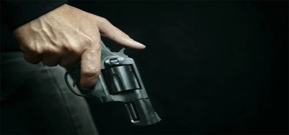 Bandidos tentam matar pai e filho de 17 anos a tiros