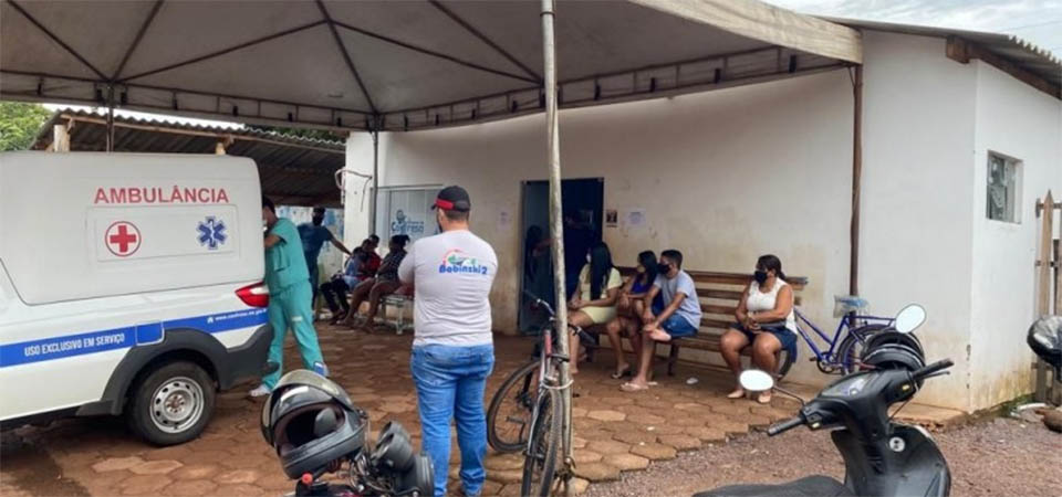 Médica morre eletrocutada após carro bater em poste