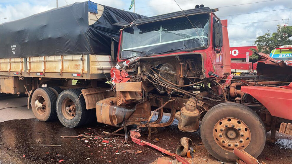 Acidente entre caminhão e carretas deixa BR-163 interditada