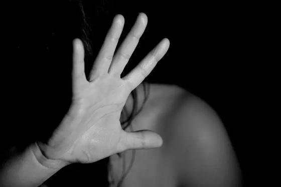 Bandido passa a mão na vagina de idosa enquanto ela dormia em van