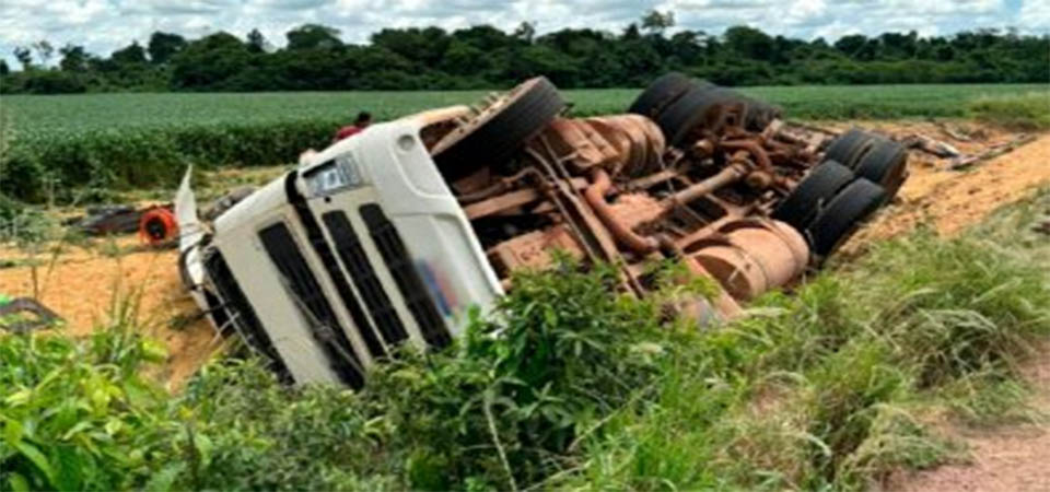 Mulher morre soterrada por soja após caminhão tombar